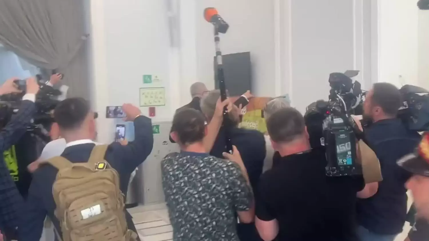 Europoseł Grzegorz Braun niszczy wystawę LGBT w Sejmie RP