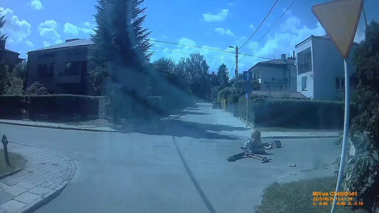 Rzeszowska Policja poszukuje kobiety, która spowodowała kolizję na hulajnodze