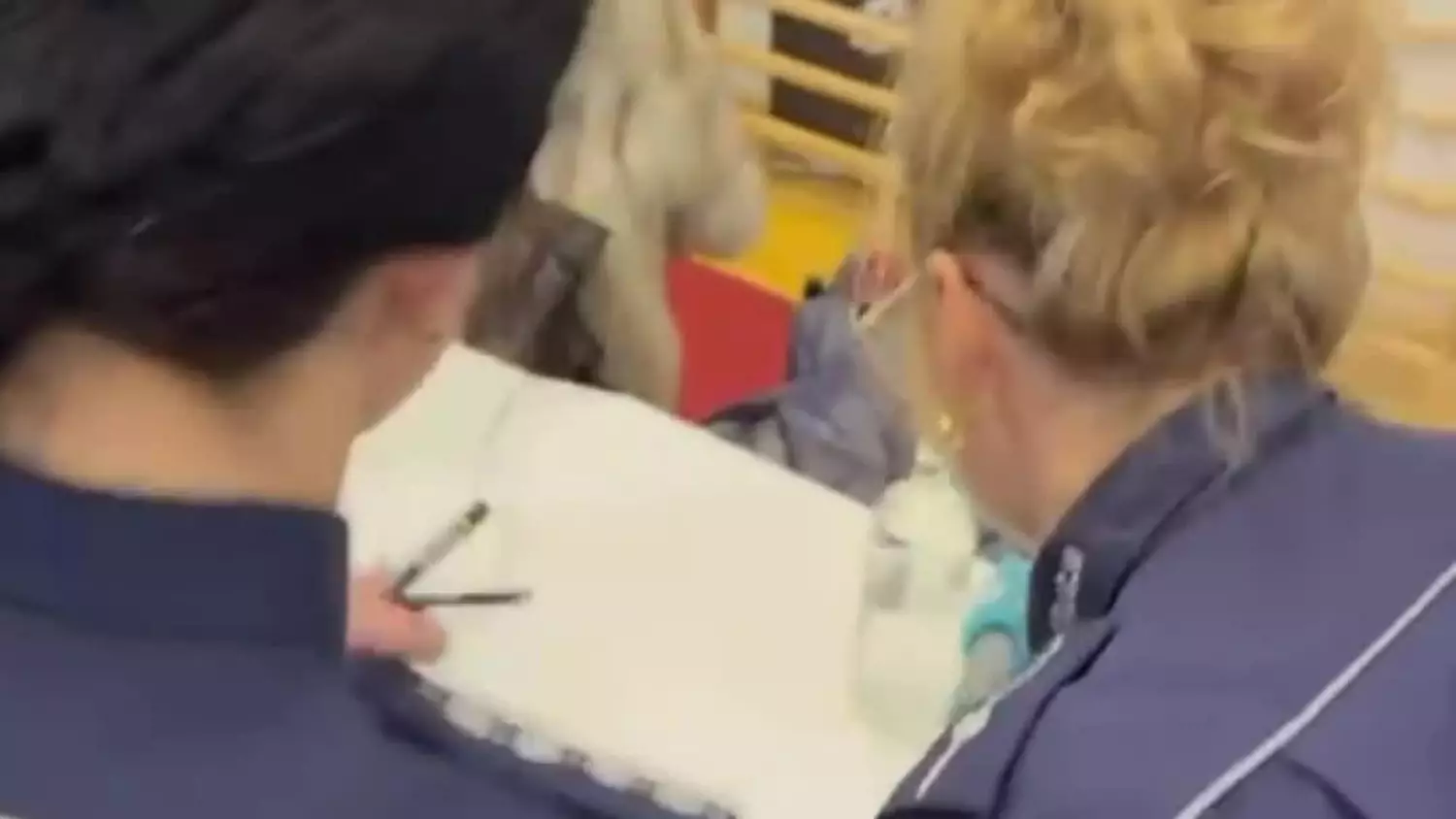 Radiowozy zamienione na serca. Policjanci i mieszkańcy Przemyśla zagrali dla małej Nikoli