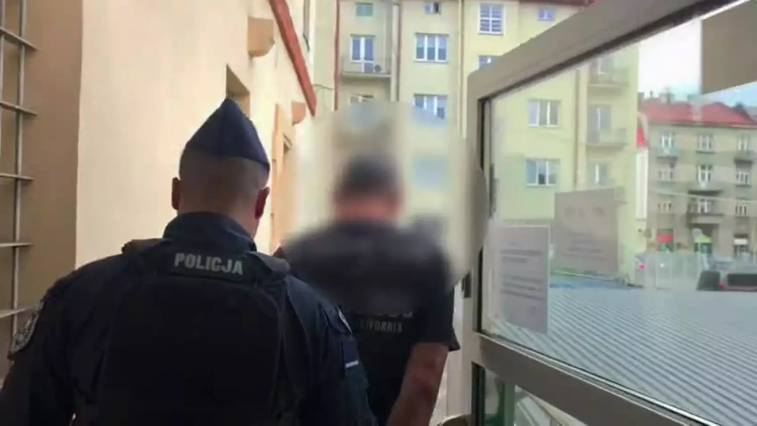 Agresywny 46-latek z gminy Boguchwała zaatakował ratowników medycznych i znęcał się nad rodziną.
