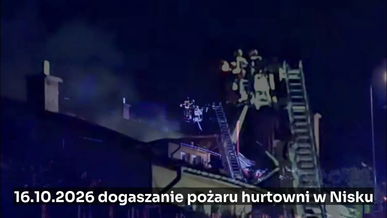 Strażacy dogaszają pożar hurtowni w Nisku